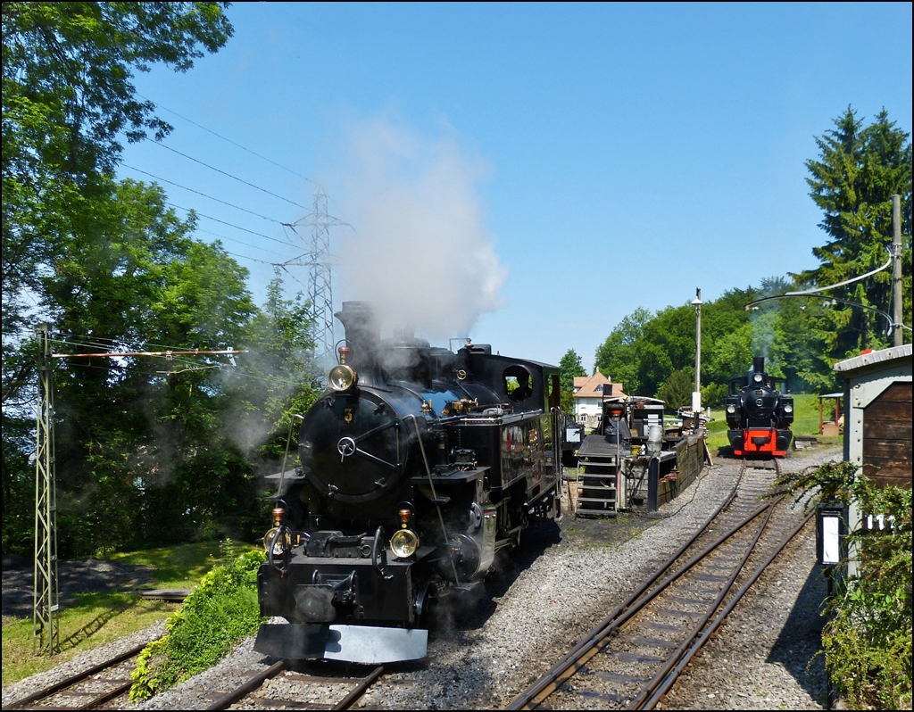 - Pfingstdampf Festival - Die BFD (Brig-Furka-Disentis-Bahn) HG 3/4 N 4 der DFB (Dampfbahn Furka Bergstrecke) zierte unser erstes Bild bei BB, 1827 Tage und 2999 Bilder spter soll die DFB HG 3/4 N 3 der Museumsbahn Blonay - Chamby an unsere Anfnge bei BB erinnern. Beim Betrachten der ersten Bilder wird deutlich, wie viel wir im Laufe der Jahre bei BB gelernt haben. Wir mchten uns bei allen bedanken, fr die Untersttzung, die wir erfahren und fr die wunderschne Zeit, die wir bei BB bisher erlebt haben. Durch BB haben wir auerdem sehr viele nette Menschen kennen gelernt und wahre Freunde gefunden. Zum Bild: Die Dampflok DFB (Brig-Furka-Disentis-Bahn)  HG 3/4 N 3 fhrt am 27.05.2012 zum Bekohlen und Wasserfassen rckwrts an die  Tankstelle  in Chaulin whrend des Pfingstdampf Festivals der Museumsbahn Blonay – Chamby. (Hans)