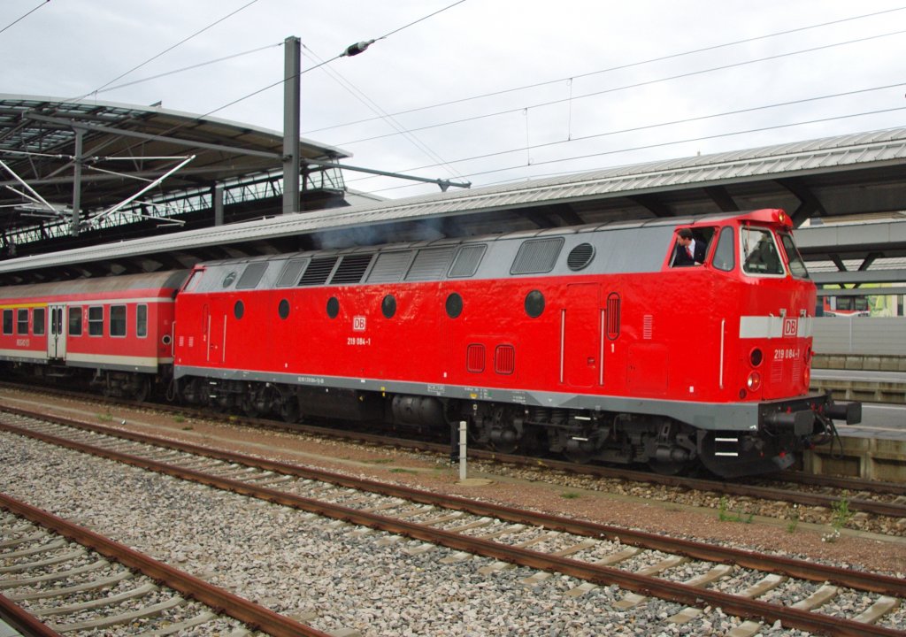 ... und pnktlich um 10:18 erreichten wir Erfurt Hbf. Nach einem kurzen Aufenthalt wird der Zug das Gleis wieder frei machen um dann um kurz vor 18 Uhr die Rckfahrt anzutreten. Aufgenommen am 06.12.2009 in erfurt.
