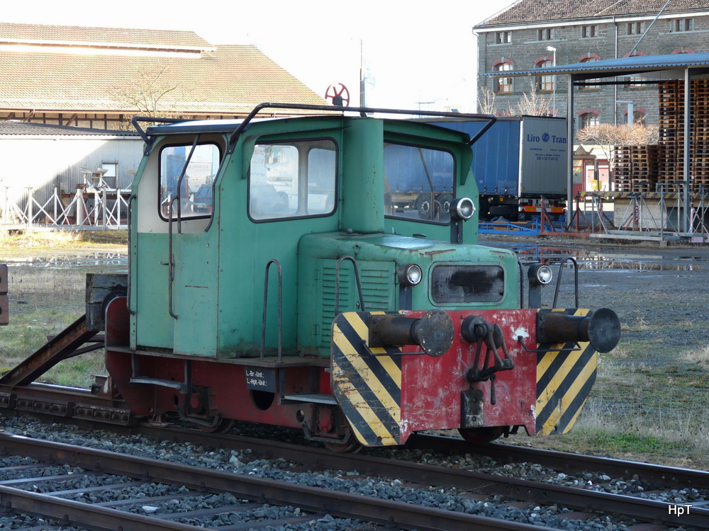 ?? - Rangierlok - Sch�ttler Maschinenfabrik Diepholz Bremen, Masch. Nr. 2682 Baujahr 1964, H�chstgeschwindikeit 15 Km abgestellt im Romanshorn am 14.11.2010