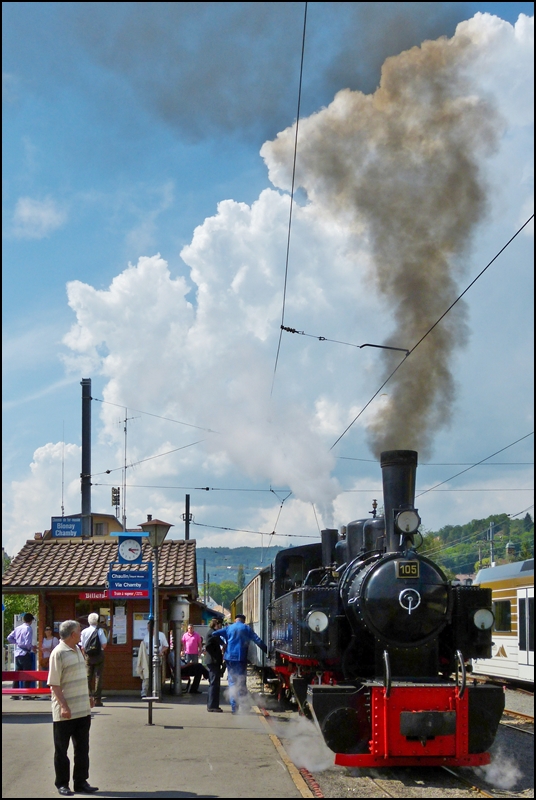 - Rauchfahne -  Die schne, aus dem Jahre 1918 stammende, SEG Malletlokomotive G 2x2/2 N 105 bereitet sich auf die Abfahrt vor in Blonay, whrend des Pfingstdampf Festivals bei der Museumsbahn Blonay - Chamby. 27.05.2012 (Jeanny)