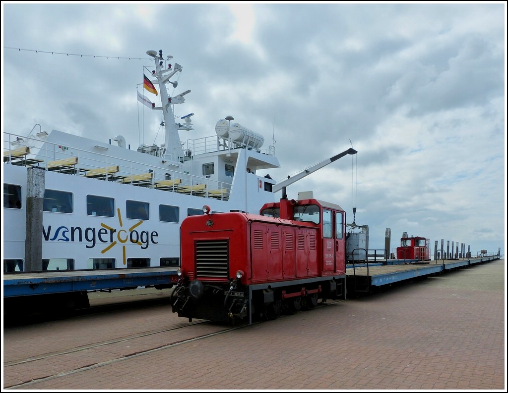 - Reif fr die Insel - Die Wangerooger Inselbahn ist Hauptverkehrsmittel der Insel Wangerooge und wird es voraussichtlich noch lange bleiben. Der Fhrhafen kann nicht, wie auf benachbarten Inseln, nahe an das Inseldorf verlegt werden. Das rollende Material ist in gutem Zustand, die Trasse, Bahnhof und Westanleger sind frisch saniert und die Bahn ist sehr gut frequentiert, auch aufgrund fehlender Alternativen. Auch der Gterverkehr ist stets sehr umfangreich und rentabel. Die Wangerooger Inselbahn ist heute zusammen mit der Brohltalbahn und den Harzer Schmalspurbahnen die letzte Schmalspurbahn Deutschlands mit Gterverkehr. Am 07.05.2012 atand die FAUR Lok 399 105-6 (Baujahr 1990 unter der Fabriknummer 25665) mit Gterwagen am Fhranleger und wartete auf die Gter, welche mit der Fhre auf der Insel angekommen waren. (Jeanny)
