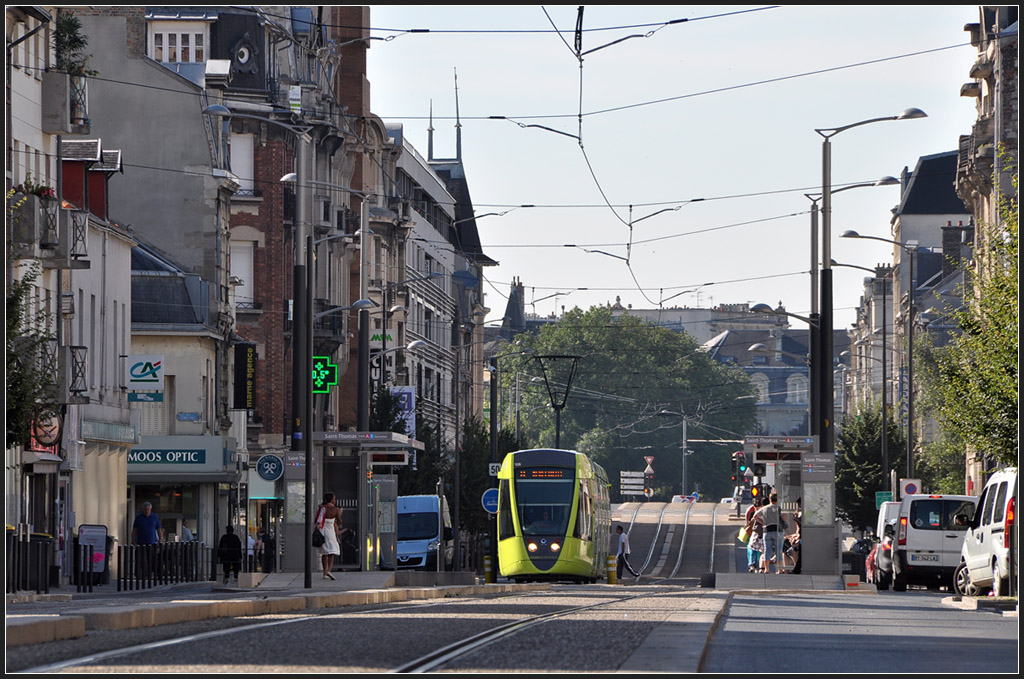 . Reims, Avenue de Laon - Citadis 108 auf der Fahrt in den Reimser Norden an der Haltestelle  Saint-Thomas . 24.07.2012 (Jonas)