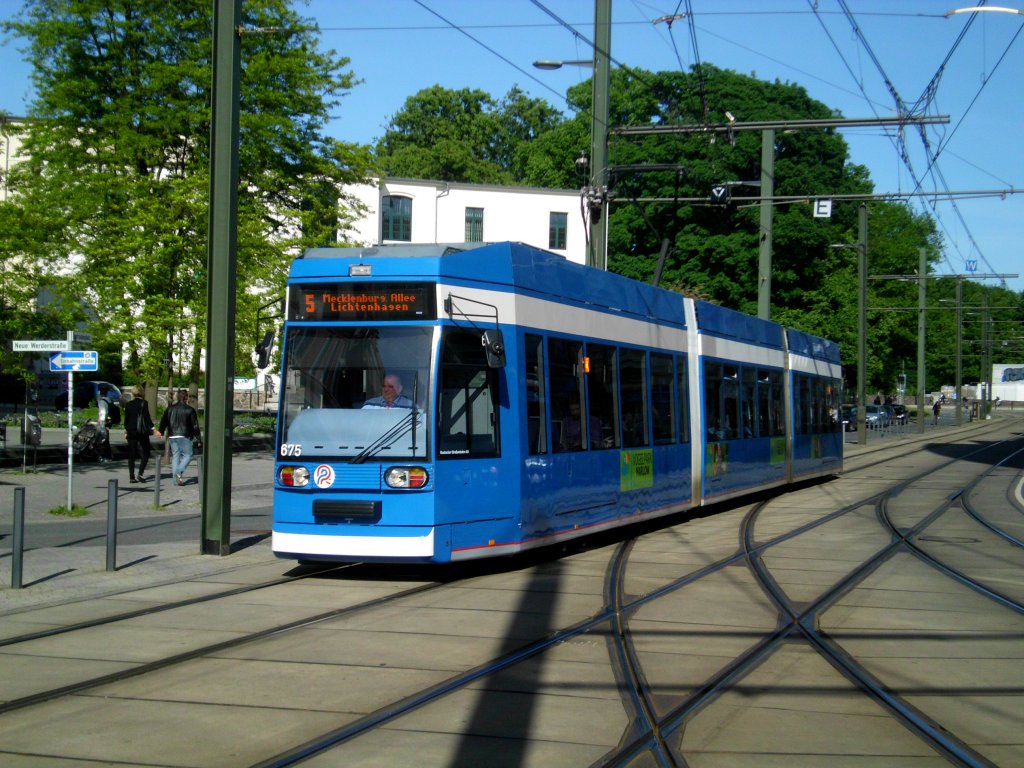  Rostock: Straenbahnlinie 5 nach Rostock-Lichtenhagen Mecklenburger Allee an der Haltestelle Rostock-Stadtmitte Doberaner Platz.(3.6.2013) 