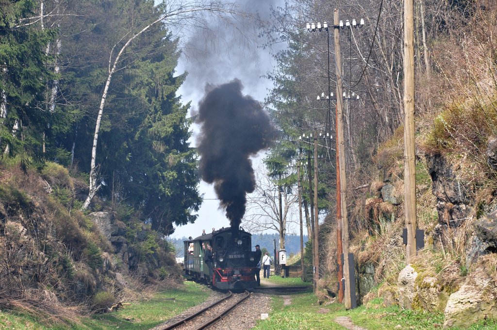   RU   liegt in der Luft, an den Fahrtagen der Museumsbahn Schnheide. Wie hier am 11.04.2009 am Haltepunkt Neulehn.