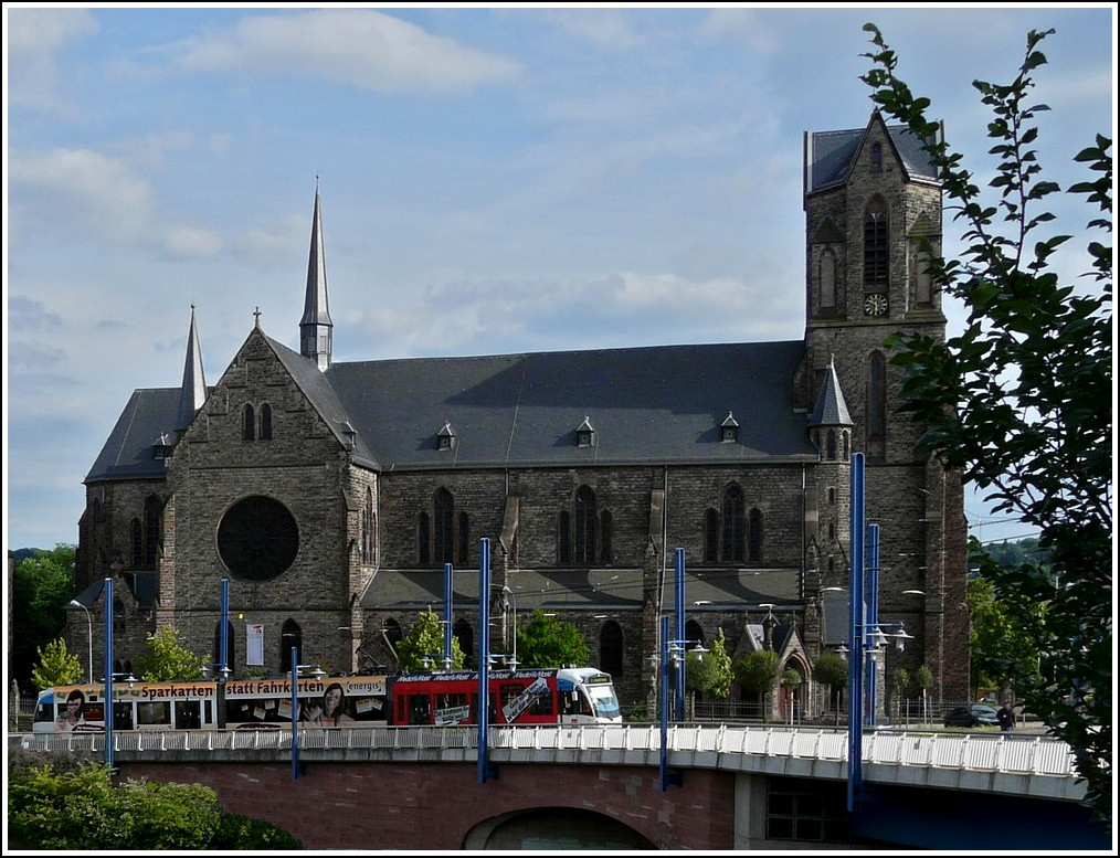 -Saarbahn und Kirche- Eine etwas andere Aussicht auf die Saarbahn vor der St. Josef Kirche am Cottbuserplatz im Saarbr�cker Stadtteil Malstatt. 28.05.2011 (Hans) 