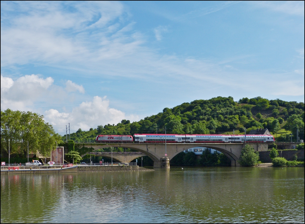 . Sauerbrcke - Die 4012 mit ihren CFL Cargo Logo zieht den RE 5216 Trier Hbf - Luxembourg ber die Sauerbrcke in Wasserbillig und damit auch ber die Grenze zwischen Deutschland und Luxemburg. 14.06.2013 (Jeanny) 