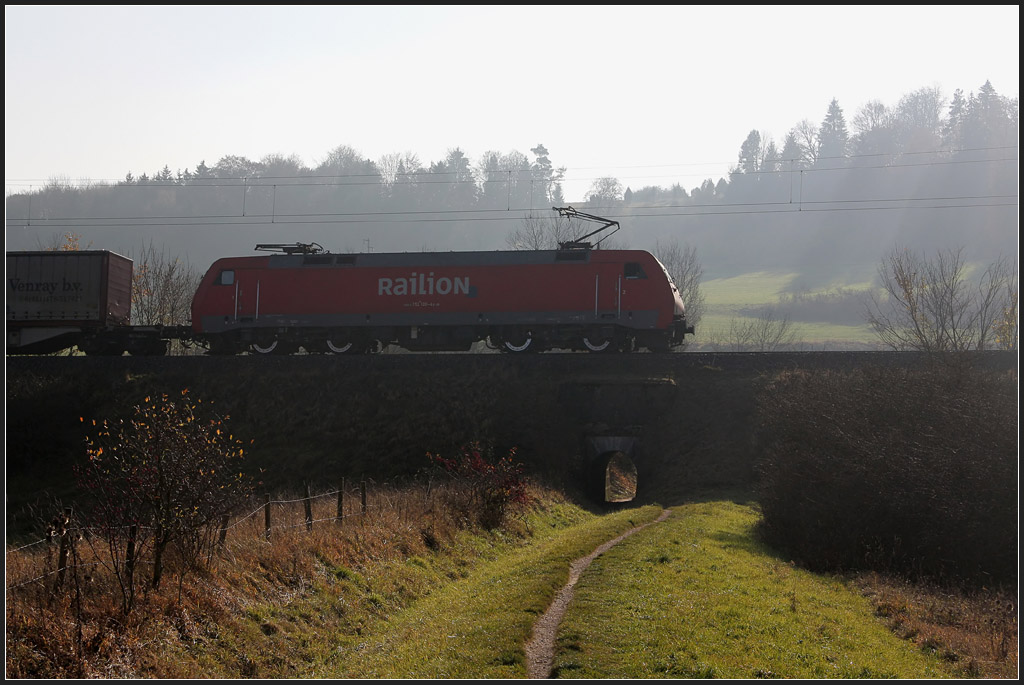 . Schattenseite - 

Eine Lok der Baureihe 152 (die 100er) auf der Filsbahn zwischen Lonsee und Urspring auf der Schwäbischen Alb. Die Schattenseite finde ich vom Licht her interessanter, zudem hat der Bahndamm auf der anderen Seite hier zu viel Gestrüpp. 

17.11.2011 (M)