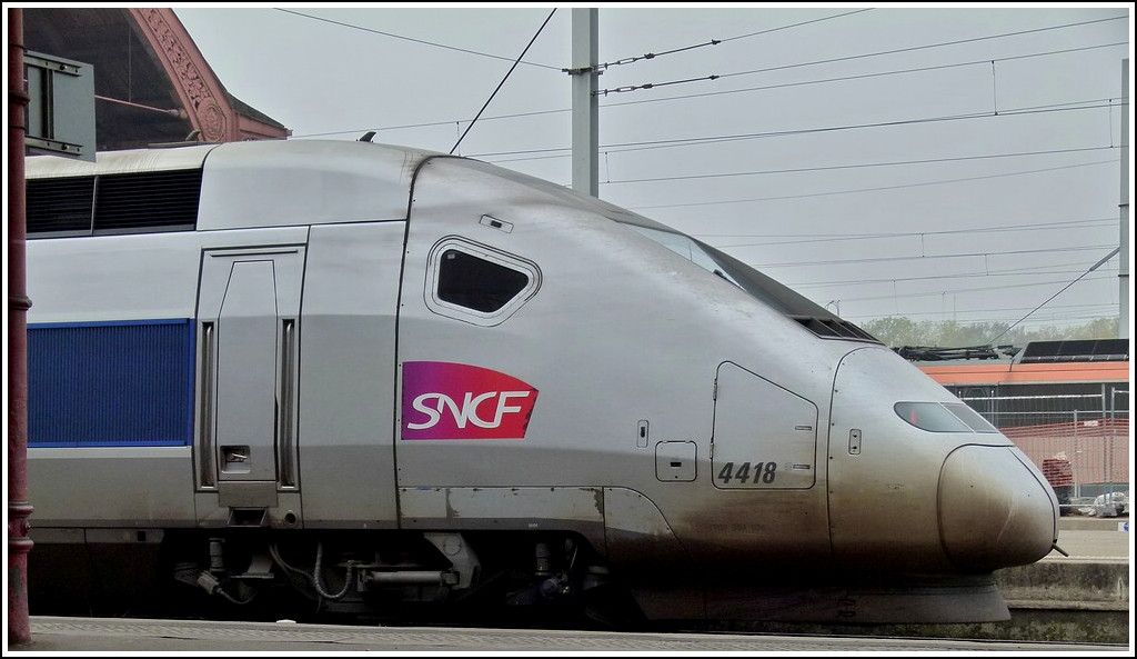 - Schnelligkeit - Sogar am Bahnsteig stehend, vermittelt der TGV POS Triebkopf den Eindruck von Schnelligkeit. Strasbourg, 31.10.2011 (Jeanny)