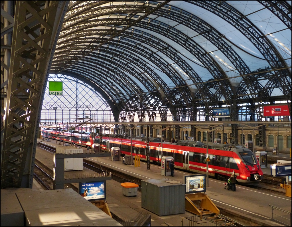 - Seitlicher Lichteinfall - Die schne Halle des Dresdener Hauptbahnhofs bietet einen tollen Hintergrund fr die beiden Hamster. 28.12.2012 (Jeanny)