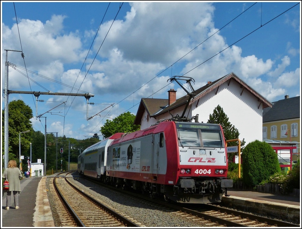 - Sonnenschein - Die Sonne zeigte sich kurz am 03.07.2012, als die 4004 den IR 3710 nach Troisvierges aus dem Bahnhof von Wilwerwiltz drckte. (Jeanny)