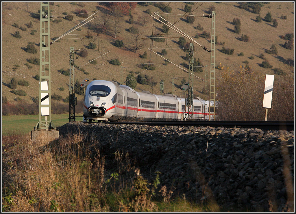 . Sonnenseite - 

Ein Standpunkt, zwei Blickrichtungen. Ein ICE 3 auf der Fahrt von Ulm nach Stuttgart bei Urspring. Im Hintergrund die bekannte Wachholderheide bei Lonsee. Leider war die Frontklappe geöffnet :-( 

17.11.2011 (M)