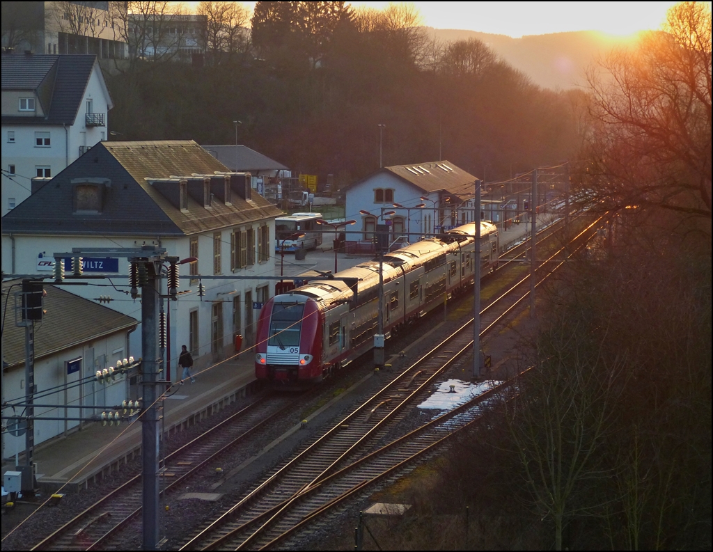 . Sonnenuntergang  - Pnktlich zum Sonnenuntergang am 02.03.2013 fhrt die RB (Regionalbunn) 3216 Luxembourg-Wiltz in den Endbahnhof ein. (Hans)