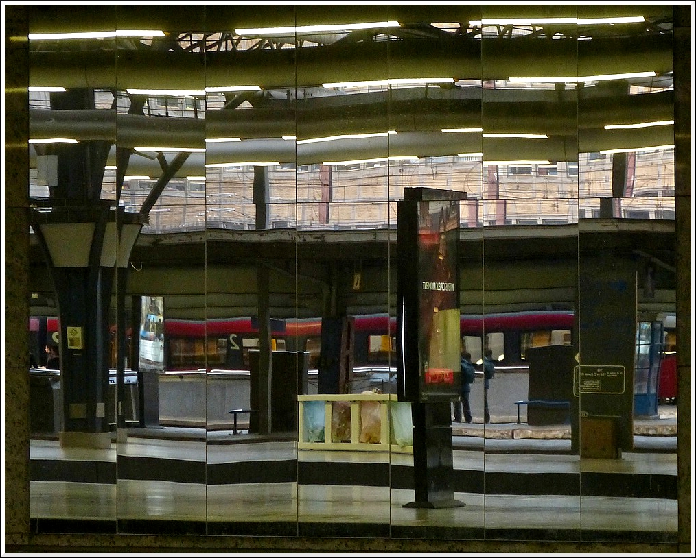 - Spiegelung - Die Bahnsteige des Bahnhofs Bruxelles Midi aus einer etwas anderen Sicht am Abend des 12.11.2011. (Jeanny)