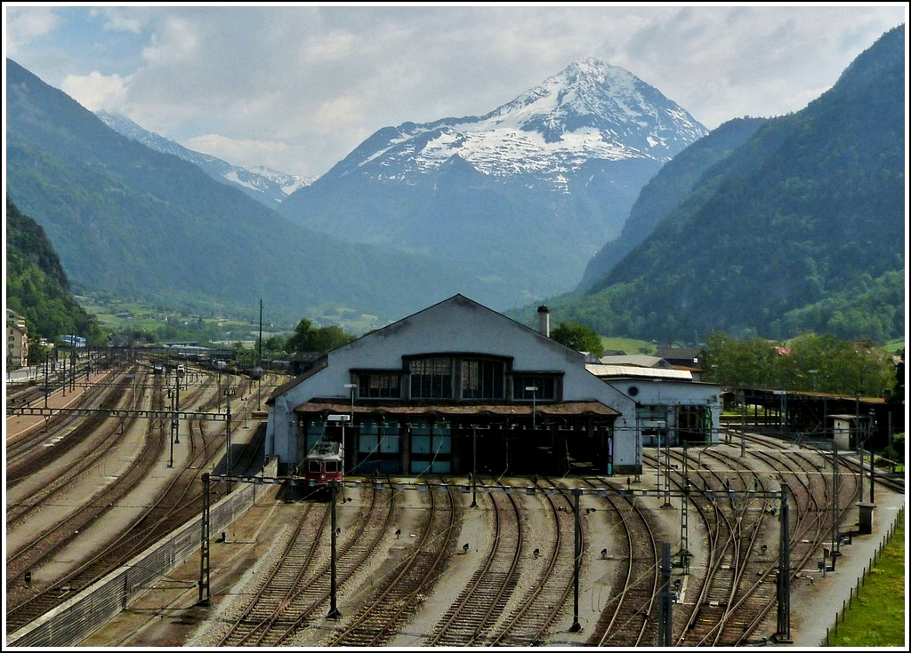 - Spiegelverkehrt - Die Form des Gotthard Massivs findet man spiegelverkehrt in der Silhouette des Lokomotiv Depots von Erstfeld wieder. 24.05.2012 (Hans)