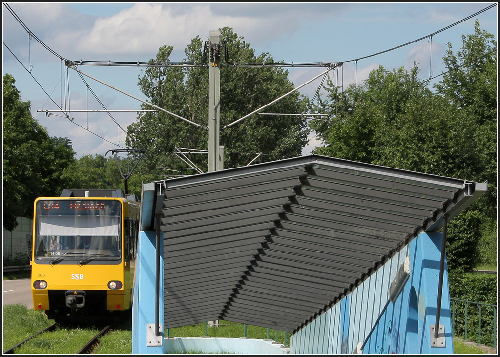 . Stadtbahn und Glasdach - 

Impression der Station  Mühle  in Remseck-Aldingen an der U14. Das Dach schützt den Treppenabgang zur Unterführung. 

25.06.2012 (M)