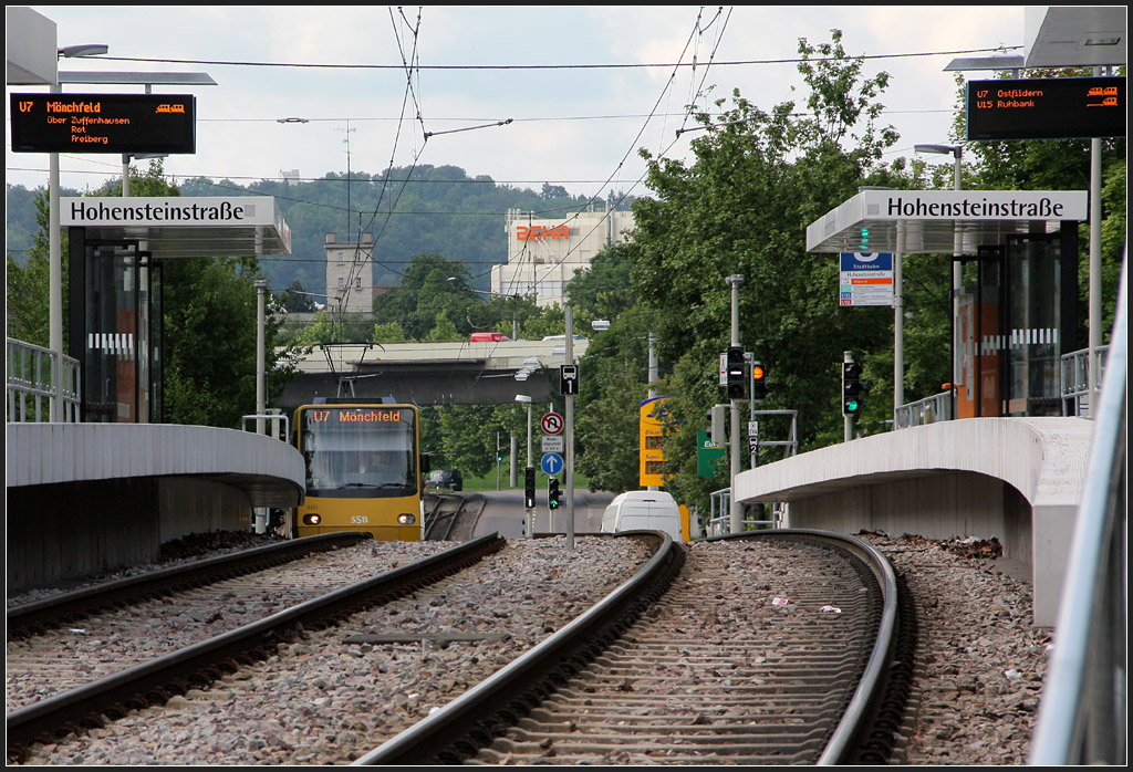. Standardhaltestelle - 

Haltestelle Hohensteinstraße in Stuttgart-Zuffenhausen. Seit 1990 fährt hier die Stadtbahn, zunächst die U5. Seit 2010 fahren auf diesem Streckenast anstelle der U5-Bahnen die langen U7-Züge. Die Haltestelle wurde dafür verlängert. Mit der Umstellung des 15ers 2007 endete der Straßenbahnbetrieb an dieser Station. 

15.06.2011 (M)