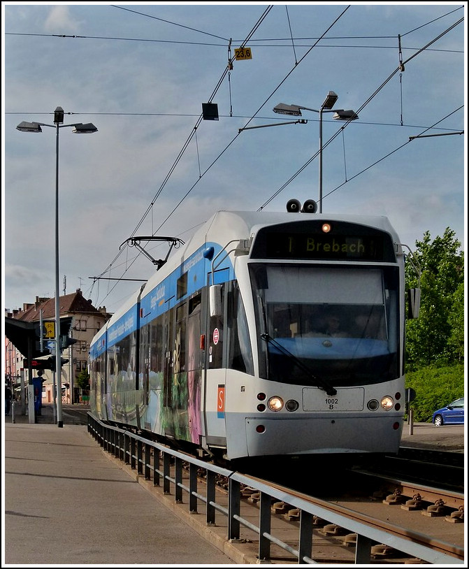 -Starkes Geflle- Nachdem die Saarbahn die Haltestelle Cottbuserplatz im Saarbrcker Stadtteil Malstatt verlassen hat, befhrt sie die Eisenbahnbrcke talwrst in Richtung Innenstadt. 28.05.2011 (Jeanny) 