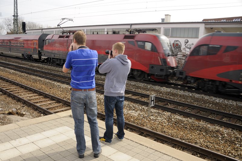 ... Staunen ber ein Railjet-Sandwich... und auf Chip brennen. (Trudering, 20.03.2010)