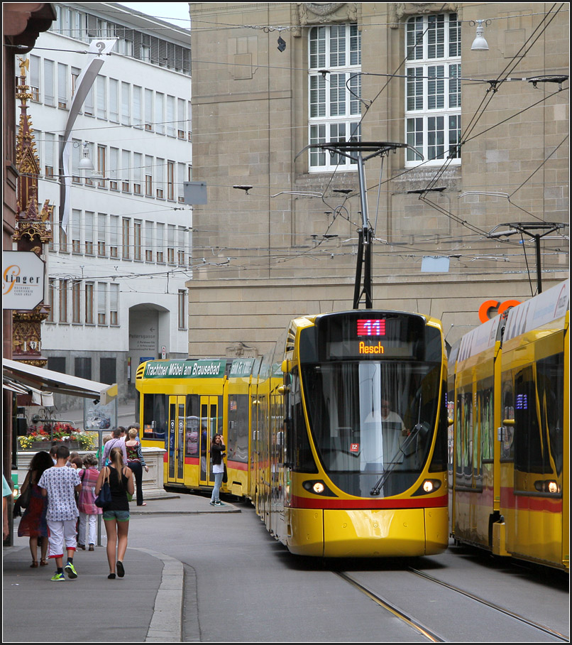 . Straenbahnalltag in der Basler Innenstadt - Die Tango-Bahn kann jetzt auch durch die Marktgasse fahren und begegnet dort ihrem Kollegen der Linie 17. 22.06.2013 (Matthias)