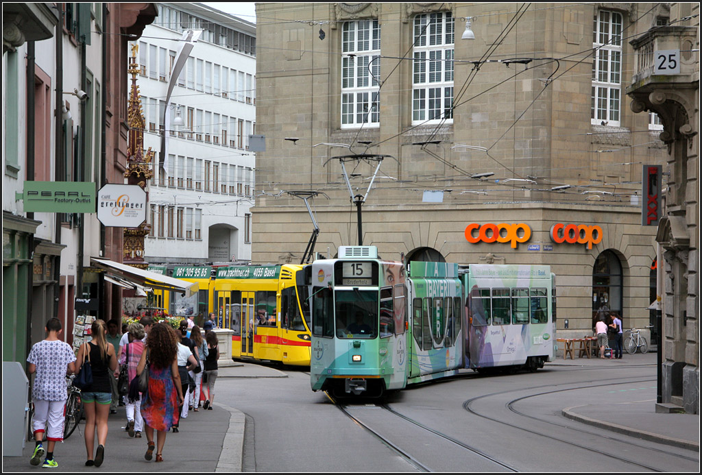 . Straenbahnalltag in der Basler Innenstadt - Die Bahn der Linie 11 muss noch warten, bis der Straenbahnwagen der Linie 15 die Einmndung in die Marktgasse passiert hat. 22.06.2013 (Matthias)