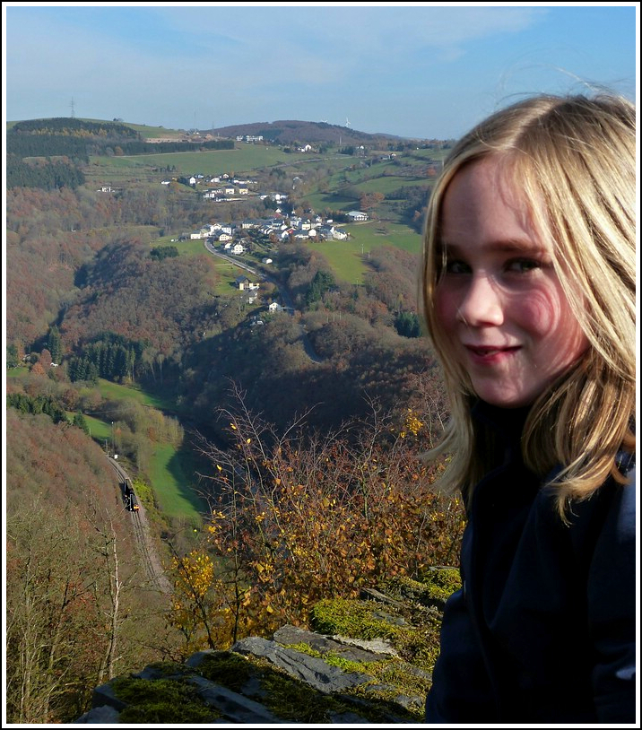 - Suche den Zug - Meine Enkeltochter Zo interessiert sich mehr fr die Kamera, als fr die Z 2000 Einheit, die ganz unten im Sauertal als RB 3235 Wiltz - Luxembourg vorbeifhrt. Das Bild enstand am 06.11.2011 am Aussichtspunkt Schlaedboesch in der Nhe von Bourscheid. (Jeanny)