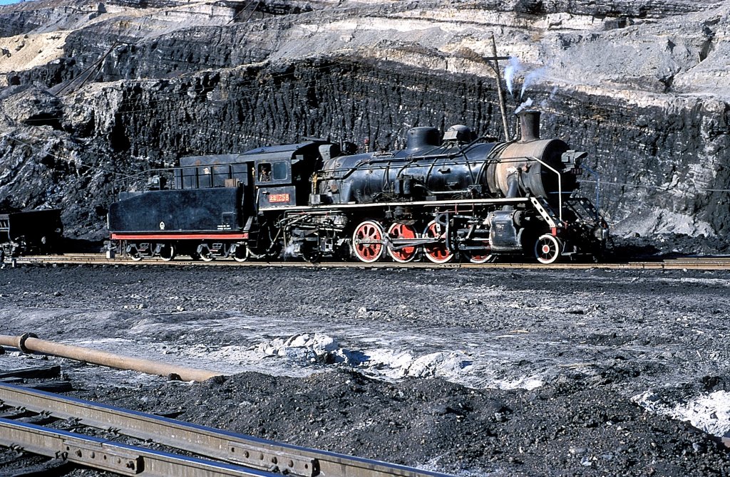 Уголь железная дорога. Угольный паровоз. Паровоз с углем. Поезд угольный. Паровоз на угле.