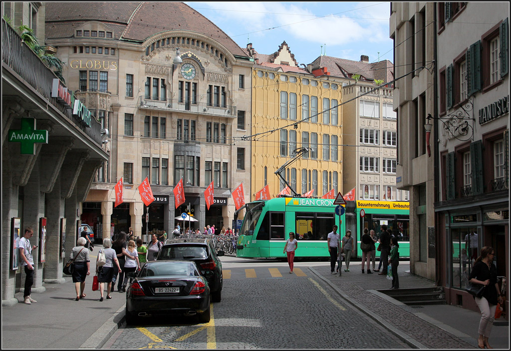 . Teil des stdtischen Lebens - 

Straenbahnen in der Innenstadt von Basel, hier am Marktplatz. 

22.06.2013 (Matthias)