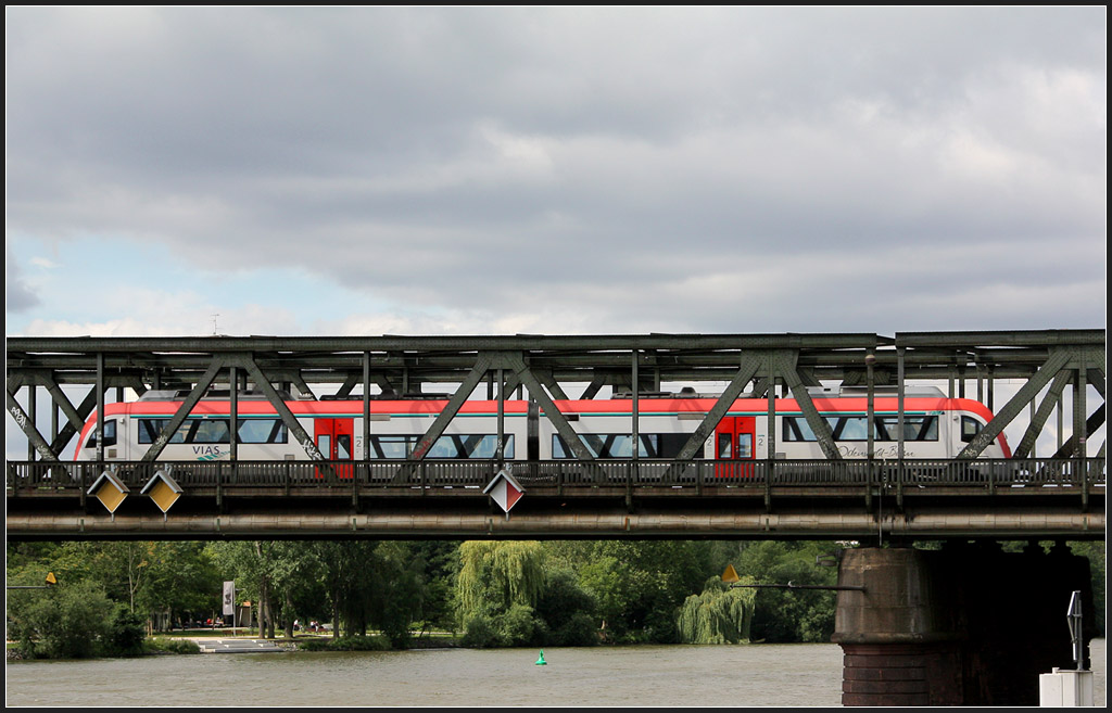 . Triebwagen passend zur Brücke - 

Hier hat der Triebwagen schräge Fensterpfosten, gut harmonierend zu dem Stahlfachwerk der Main-Neckar-Brücke in Frankfurt. Ein ITINO-Triebzug der Odenwaldbahn. 

12.07.2012 (M)