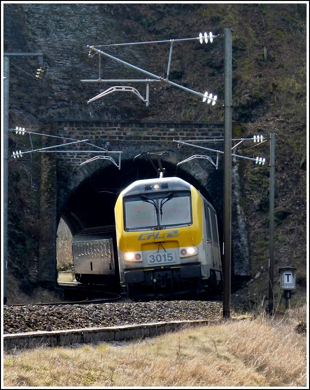 - Tunneldurchblick - Die 3015 passiert mit dem IR 112 Luxembourg - Liers am 09.03.2012 den Tunnel  Kirchberg  in Kautenbach. (Hans)