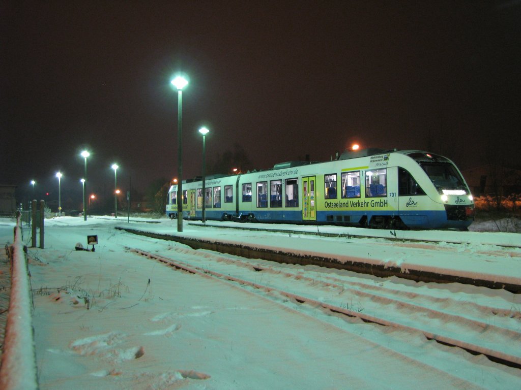 Tw Lint 701  der OLA am frhen Morgen im Bahnhof von Crivitz auf der Fahrt nach Schwerin HBF.