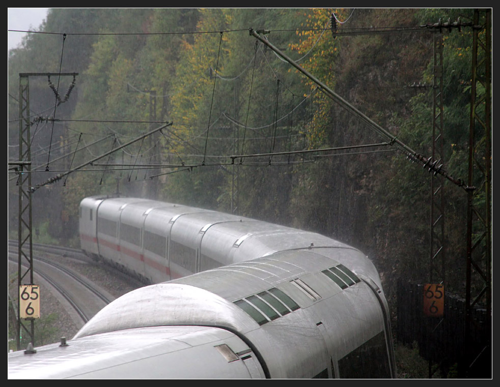 . Über das Dach geblickt -

Ein ICE 1 als  Weißwurst  auf Talfahrt an der Geislinger Steige. 

25.09.2010 (M)