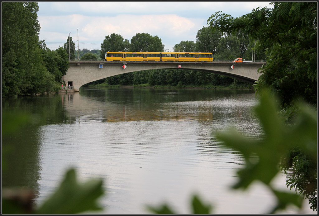 . Über den Neckar - 

Bei Stuttgart-Münster überquert die Strecke der Linie U14 nahe der Haltestelle den Neckar. Kurz vor der Brücke soll später einmal die Linie U12 vom Löwentor über den Hallschlag kommend in diese Strecke einmünden und den Abschnitt nach Remseck von der U14 übernehmen. Die U14 soll dann im Bereich des Max-Eyth-Sees enden. 

07.06.2011 (M)