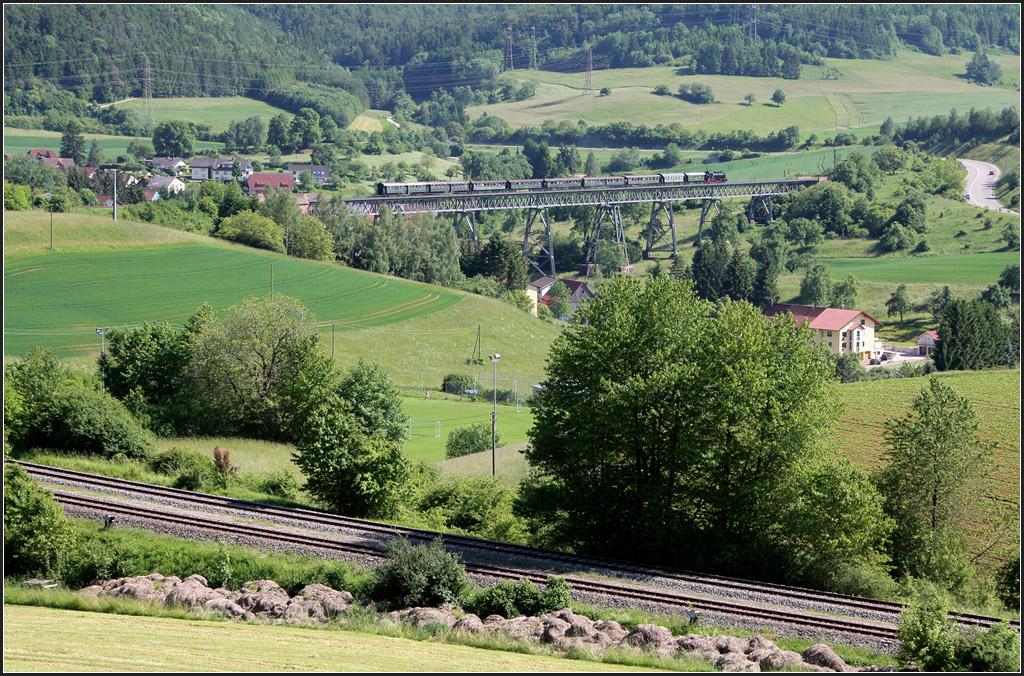 . ber den Viadukt - Blick auf den Epfenhofener Viadukt der Sauschwnzlesbahn mit Zug in Richtung Blumberg Zollhaus. 16.06.2013 (Matthias)