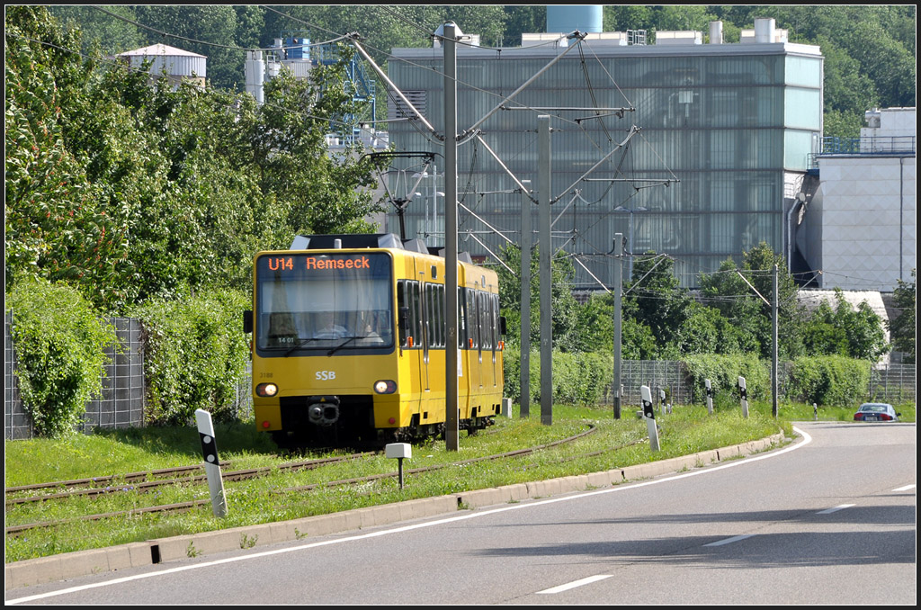 . Überlandstadtbahn - 

1999 wurde die Linie U14 im Neckartal über Mühlhausen um 4,8 Kilometer bis Remseck-Neckargrönigen verlängert. Hier der lange Streckenabschnitt bei der Großkläranlage zwischen Mühlhausen und Hornbach. 

25.06.2012 (J)