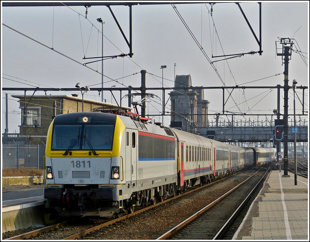 - berraschung - Endlich ziehen die neuen Siemens Eurosprinter aus eigener Kraft den IC A in den Bahnhof von Oostende ein. 12.11.2011 (Jeanny)
