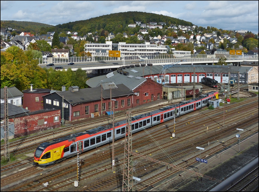 - bersicht -  Oben auf dem Parkdeck der City Galerie in Siegen hat man eine schne bersicht auf den Ringlokschuppen  (Sdwestflische Eisenbahnmuseum) und den abgestellten HLB (Hessische Landesbahn) Flirt.  Vor dem Lokschuppen sind noch die Dampflok 051 724-3 (ex 50 1724) und die Diesellok 212 372-7 (ex V100 2372) des Sdwestflischen Eisenbahnmuseums zu sehen. 13.10.2012 (Jeanny)