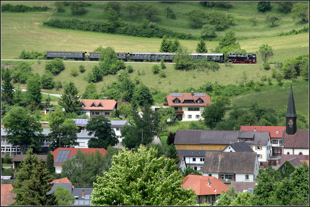 . Um Epfenhofen herum - Auf seiner Fahrt vom Bliesbach-Viadukt zum Epfenhofener Viadukt wird der Ort Epfenhofen umrundet. 15.06.2013 (Matthias)
