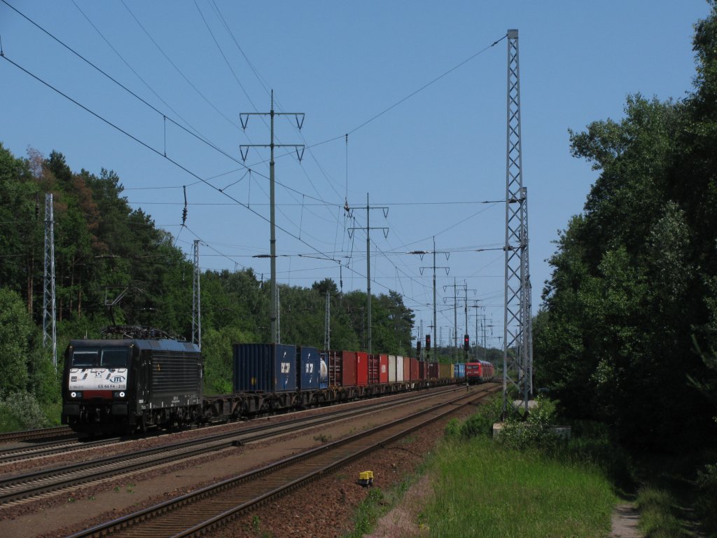 ... um der wiederrum Richtung Westen als n�chstes fahrenden 189 210 und Containern zu begegnen. Und die Pfeife der 189er ist wirklich was feines !! Viele viele Gr��e zur�ck ! 02.06.2011