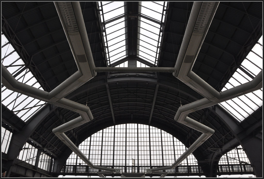 . ...und das Zickzack der Leuchtenbänder - 

Bahnhofsdach des Karlsruher Hauptbahnhofes.

12.11.2011 (J)