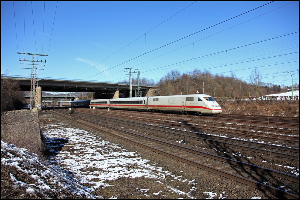 ... und unterquert bei Hagen-Hengstey die Bundesautobahn A1. (402 003  Cottbus/Chosebuz  als ICE 951 nach Berlin-Ostbahnhof). (07.03.2010)
