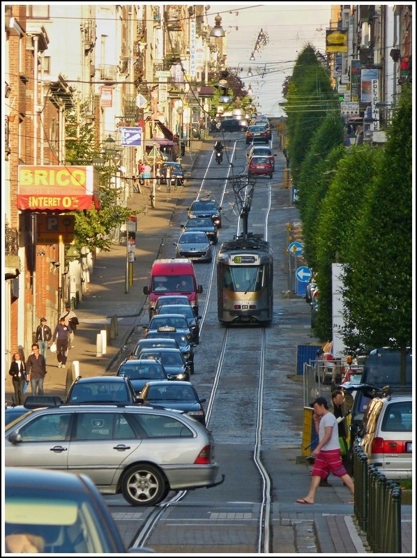 - Unterschiedliche Ebenen - Eine Straenbahn der Linie 83 erklimmt die Steigung zum Stadtteil Montgomery in Brssel am Abend des 22.06.2012. (Jeanny)