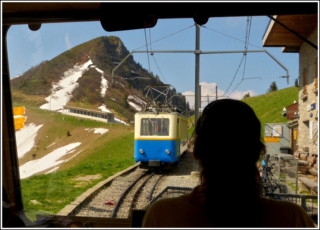 - Unterwegs - ber die Schulter unserer Lokfhrerin konnte am 26.05.2012 aus dem Fahrgastraum eine Zugbegegnung der Montreux-Glion-Rochers de Naye-Bahn (MGN) an der Haltestelle Jaman beobachtet werden. (Jeanny)
