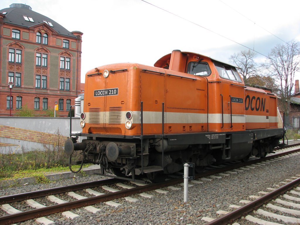  V 100 Locon 210 im Bahnhof von Schwerin am 19.10.2007