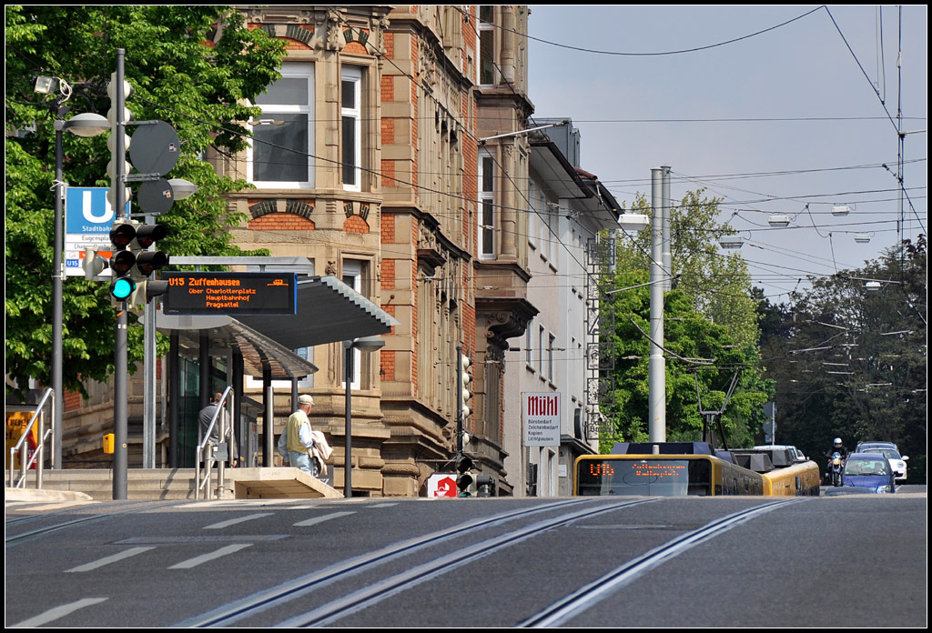 . Versenkt und abgeknickt - 

Ein Zug der Linie U15 erreicht die Stadtbahnhaltestelle Eugensplatz. 

26.04.2011 (J)