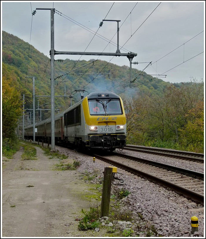- Verwirrend - Die Dampflok, pardon E-Lok 3015 zieht den IR 117 Liers - Luxembourg am 17.10.2011 von dem eingleisigen auf den zweigleisigen Abschnitt zwischen Michelau und Erpeldange/Ettelbrck. Der Rauch rhrt von einem Feuer im Hintergrund. (Jeanny)
