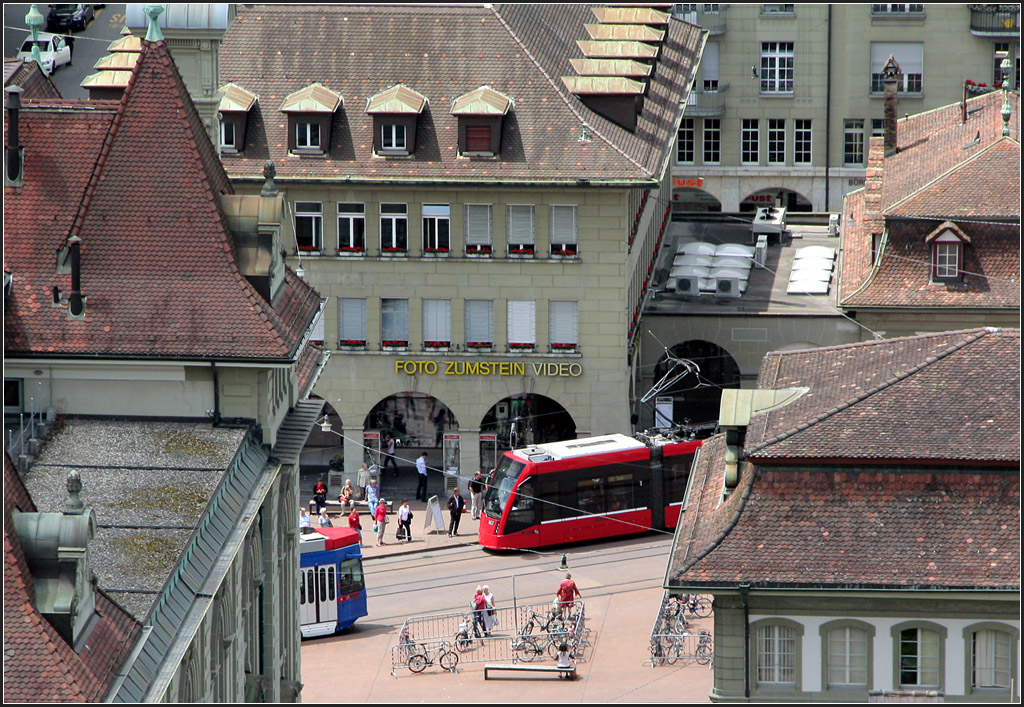 . Vom Münsterturm aus - 

Blick auf die Straßenbahnhaltestelle Zytglogge in Bern. 

21.06.2013 (M)