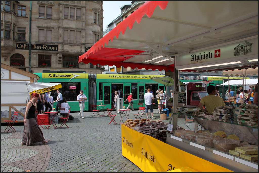 . Von der Straßenbahn auf den Markt - 

und umgekehrt. Marktplatz in Basel mit Combino-Tram. 

19.06.2013 (M)