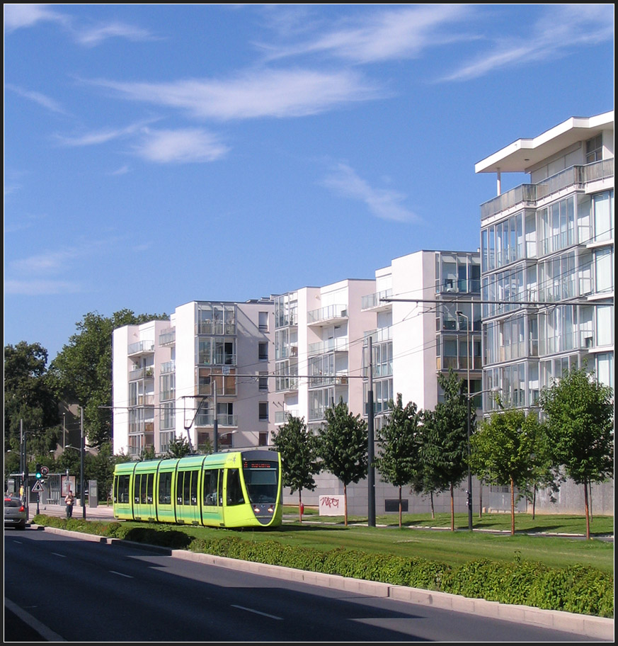 . Vorbei an neuen Wohnbauten - Citadis-Tram 108 verlsst auf ihrer Fahrt in Richtung Innenstadt die Haltestelle  Courlancy . Schon vor dem Straenbahnbau sind hier die neuen Wohnhuser errichtet worden. 24.07.2012 (Gisela)
