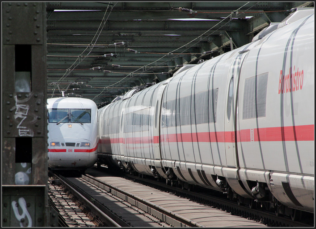 . Vorbeifahrt auf der Brücke - 

Die beiden ICE-Züge fahren auf der Main-Neckar-Brücke in Frankfurt aneinander vorbei. 

12.07.2012 (M)