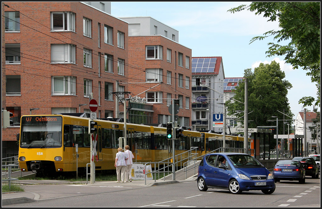 . Vororthaltestelle - 

Ein Doppeltraktionszug der Linie U7 bei der Abfahrt an der Haltestelle Tapachstraße in Stuttgart-Rot. 

07.06.2011 (M)